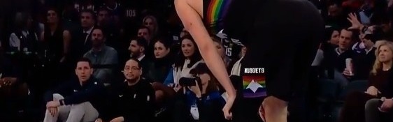 kaiyun-让人揪心！约基奇无对抗应力性摔倒&amp;掘金喊暂停 好在无碍继续打