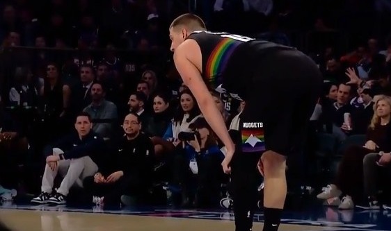 kaiyun-让人揪心！约基奇无对抗应力性摔倒&amp;掘金喊暂停 好在无碍继续打