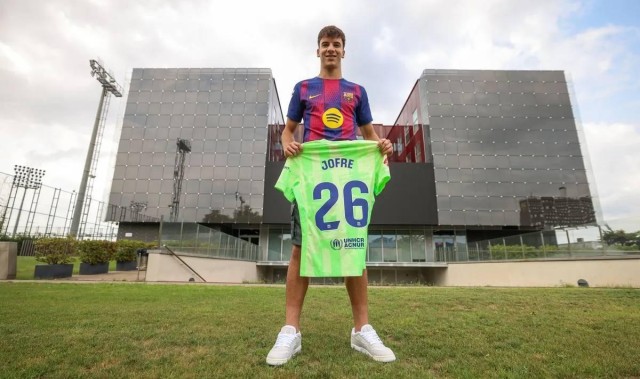 托伦茨：待在巴萨一线队感觉很棒；小时候我以阿尔巴为榜样