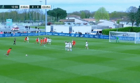 半场：法国女足U16 0-1中国女足U16，周瑾彤任意球破门